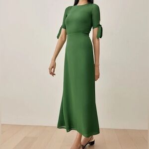 Elegant Green Midi Dress with Tie Sleeve